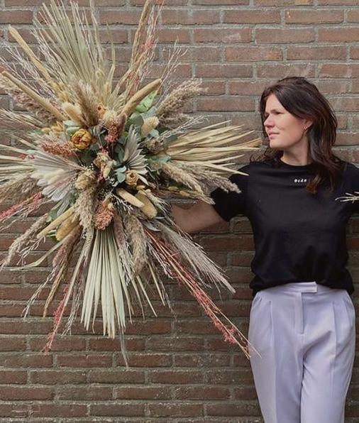 Denise met een boeket met beige tinten